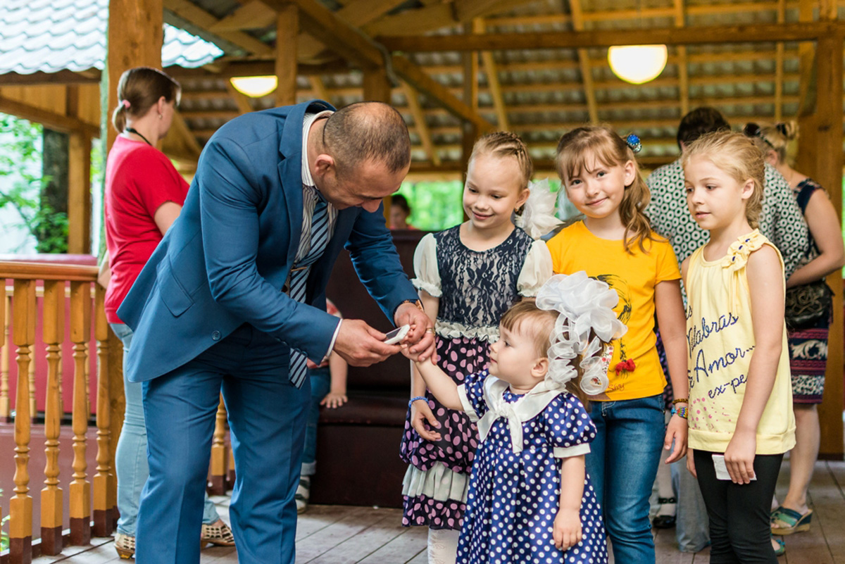 Российские дети-инвалиды нарисовали картины, посвященные Азербайджану и Евроиграм (ФОТО)