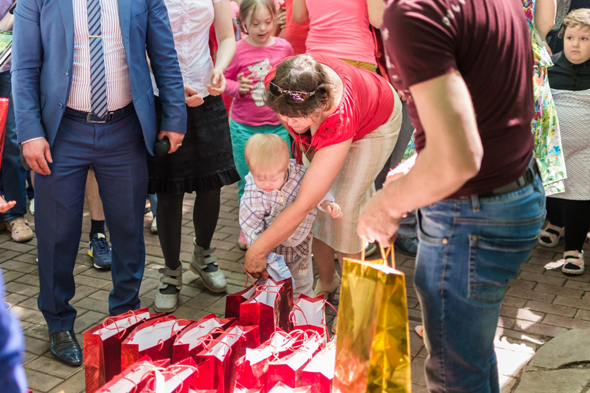 Российские дети-инвалиды нарисовали картины, посвященные Азербайджану и Евроиграм (ФОТО)