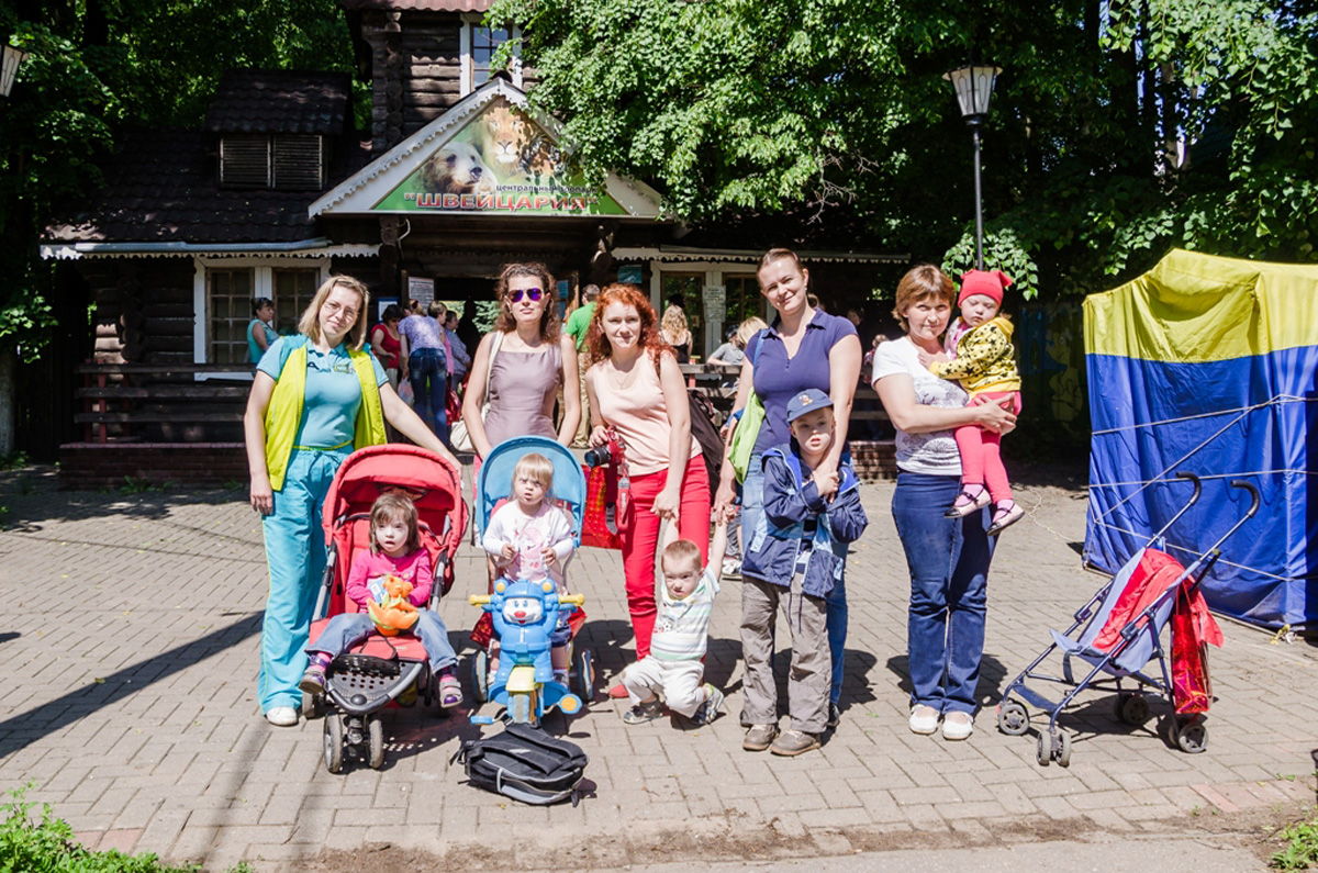 Российские дети-инвалиды нарисовали картины, посвященные Азербайджану и Евроиграм (ФОТО)