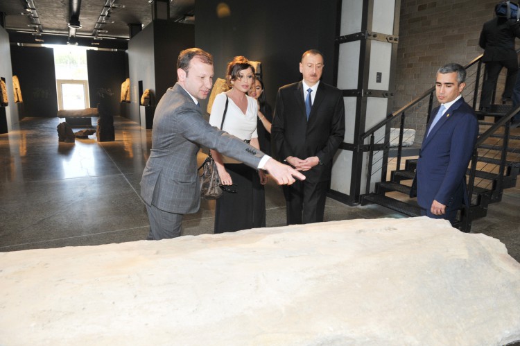 Президент Азербайджана и его супруга приняли участие в открытии Музея каменной летописи (ФОТО)