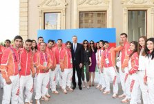 Президент Ильхам Алиев и его супруга встретились со спортсменами, которые представят Азербайджан на первых Европейских играх (ФОТО)