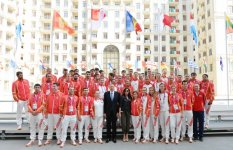 Президент Ильхам Алиев и его супруга встретились со спортсменами, которые представят Азербайджан на первых Европейских играх (ФОТО)