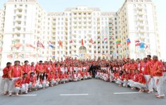 Президент Ильхам Алиев и его супруга встретились со спортсменами, которые представят Азербайджан на первых Европейских играх (ФОТО)