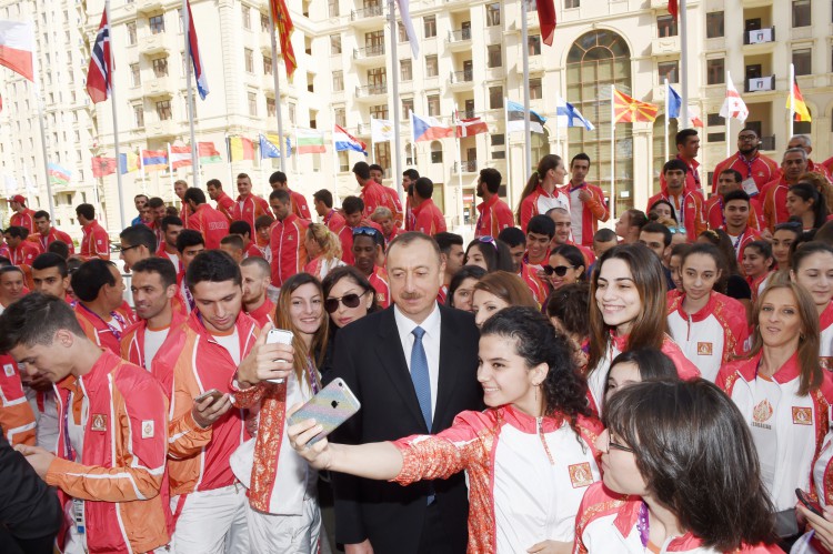 Президент Ильхам Алиев и его супруга встретились со спортсменами, которые представят Азербайджан на первых Европейских играх (ФОТО)