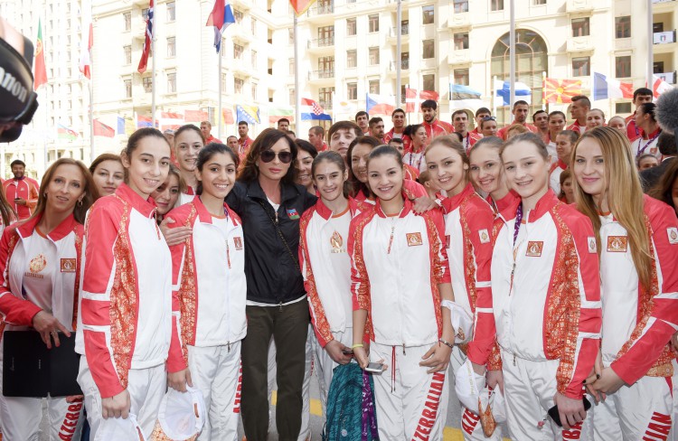 Президент Ильхам Алиев и его супруга встретились со спортсменами, которые представят Азербайджан на первых Европейских играх (ФОТО)