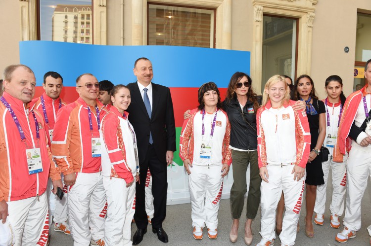 Президент Ильхам Алиев и его супруга встретились со спортсменами, которые представят Азербайджан на первых Европейских играх (ФОТО)