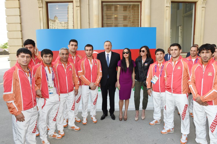 Президент Ильхам Алиев и его супруга встретились со спортсменами, которые представят Азербайджан на первых Европейских играх (ФОТО)