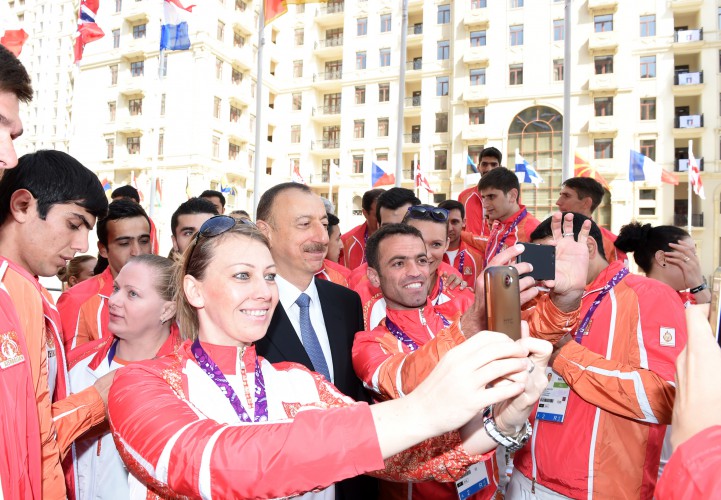 Президент Ильхам Алиев и его супруга встретились со спортсменами, которые представят Азербайджан на первых Европейских играх (ФОТО)