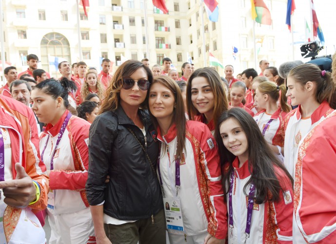 Президент Ильхам Алиев и его супруга встретились со спортсменами, которые представят Азербайджан на первых Европейских играх (ФОТО)