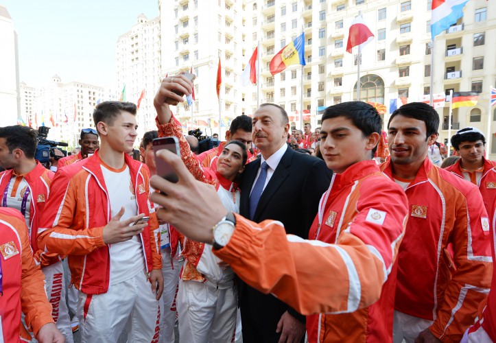 Президент Ильхам Алиев и его супруга встретились со спортсменами, которые представят Азербайджан на первых Европейских играх (ФОТО)