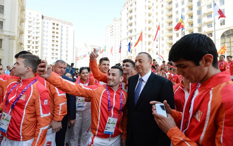 Президент Ильхам Алиев и его супруга встретились со спортсменами, которые представят Азербайджан на первых Европейских играх (ФОТО)