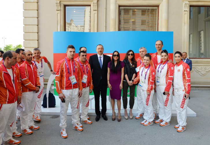 Президент Ильхам Алиев и его супруга встретились со спортсменами, которые представят Азербайджан на первых Европейских играх (ФОТО)