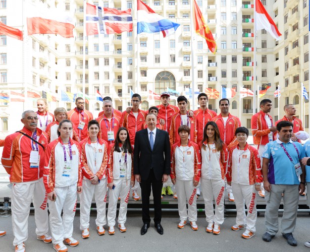 Президент Ильхам Алиев и его супруга встретились со спортсменами, которые представят Азербайджан на первых Европейских играх (ФОТО)