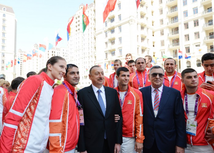 Президент Ильхам Алиев и его супруга встретились со спортсменами, которые представят Азербайджан на первых Европейских играх (ФОТО)