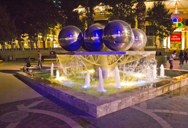 Night-версия Баку с молодежью (ВИДЕО)