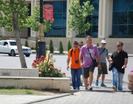 Массовый наплыв туристов в Баку в преддверии Евроигр (ФОТО)