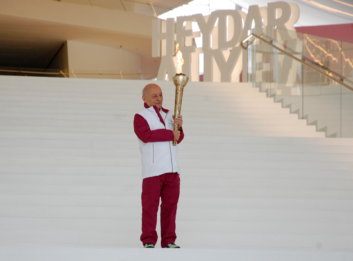 Факельная эстафета первых Европейских игр продолжилась перед Центром Гейдара Алиева (ФОТО)