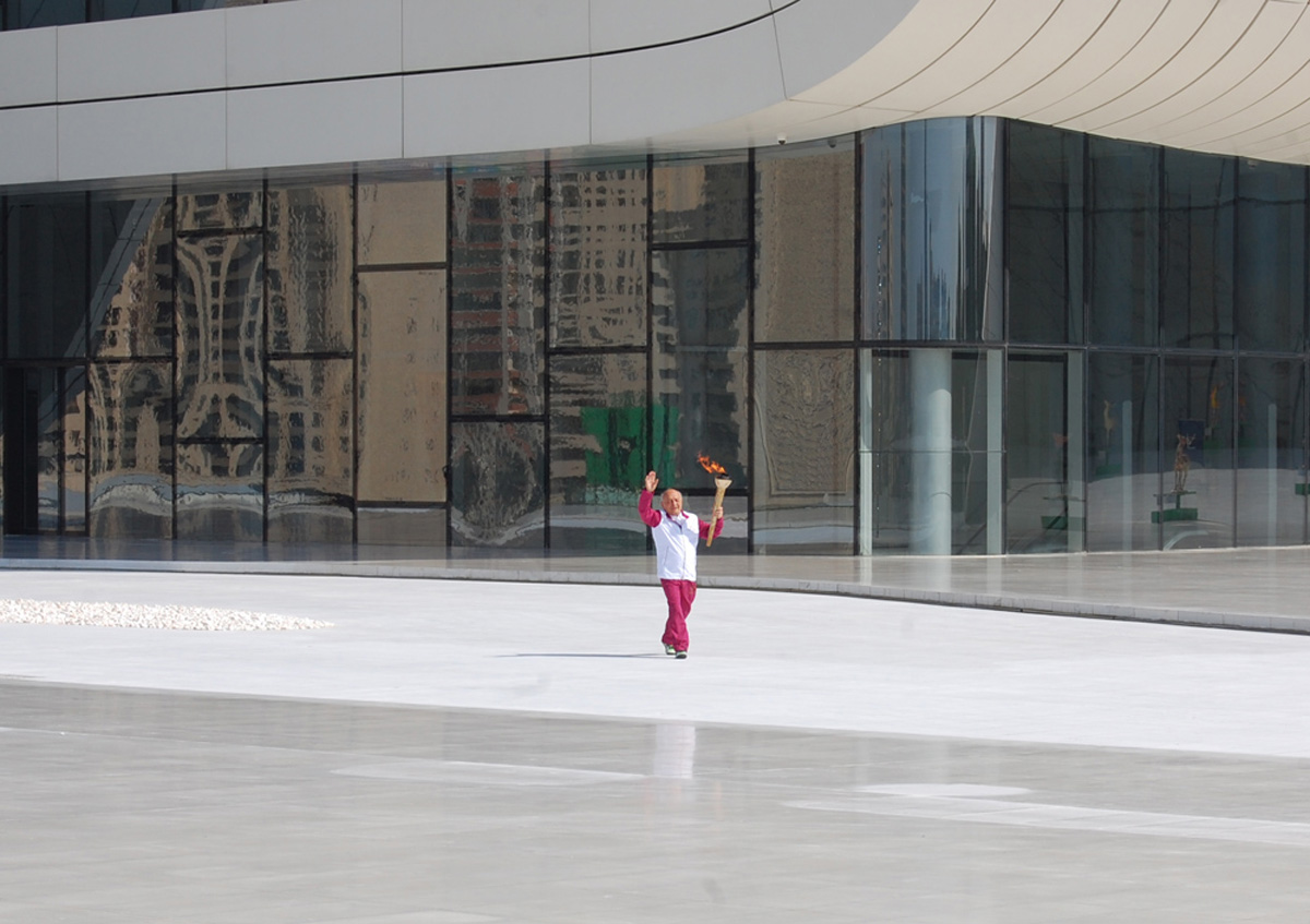 Факельная эстафета первых Европейских игр продолжилась перед Центром Гейдара Алиева (ФОТО)