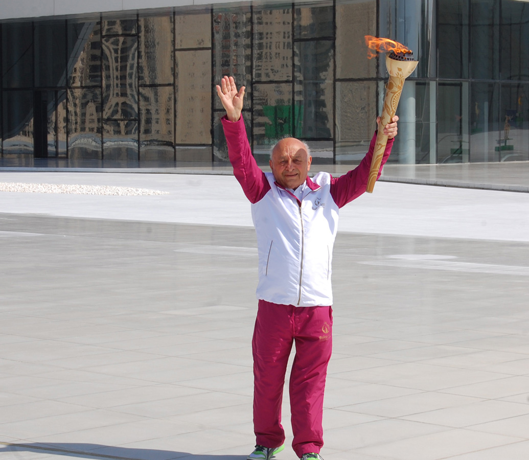 Факельная эстафета первых Европейских игр продолжилась перед Центром Гейдара Алиева (ФОТО)