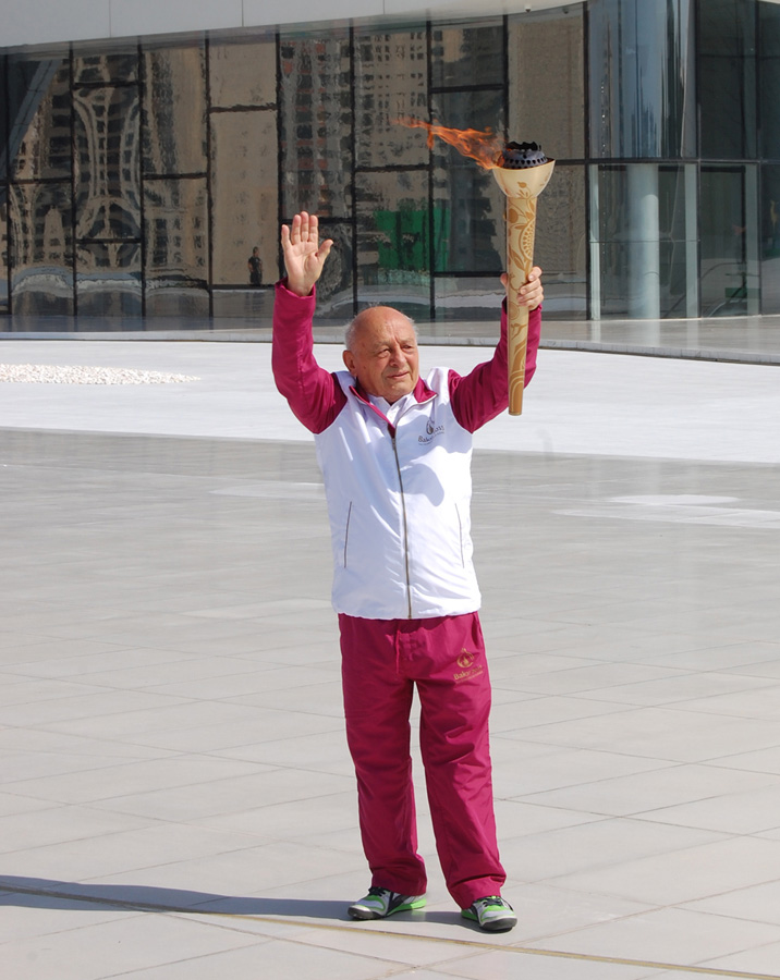 Факельная эстафета первых Европейских игр продолжилась перед Центром Гейдара Алиева (ФОТО)