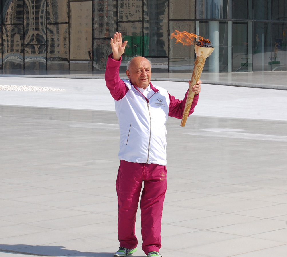 Факельная эстафета первых Европейских игр продолжилась перед Центром Гейдара Алиева (ФОТО)