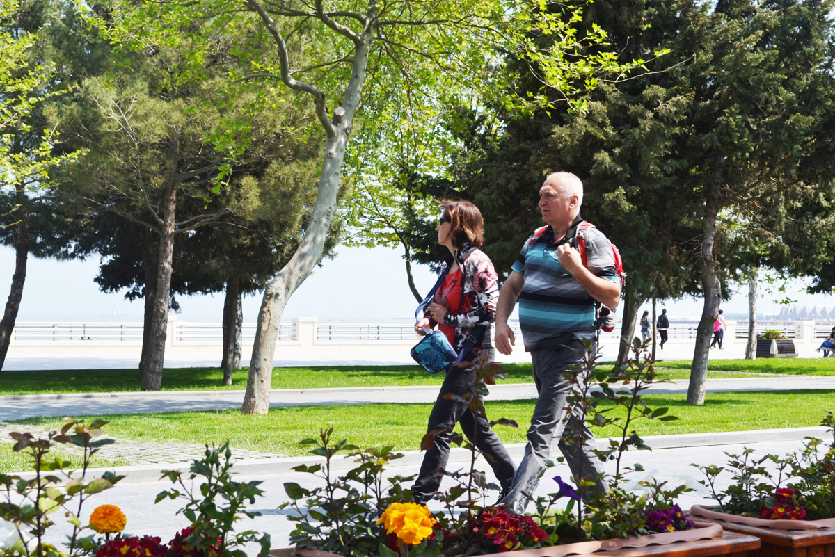 Массовый наплыв туристов в Баку в преддверии Евроигр (ФОТО)