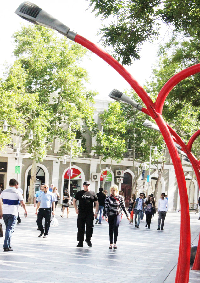 Массовый наплыв туристов в Баку в преддверии Евроигр (ФОТО)