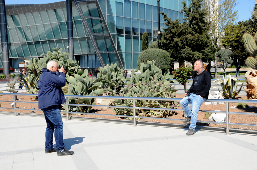 Массовый наплыв туристов в Баку в преддверии Евроигр (ФОТО)