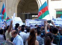 Перед посольством Великобритании в Азербайджане прошла акция протеста