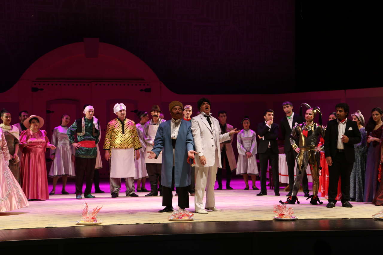 Комедия Узеира Гаджибейли на английском языке для гостей Евроигр (ФОТО)