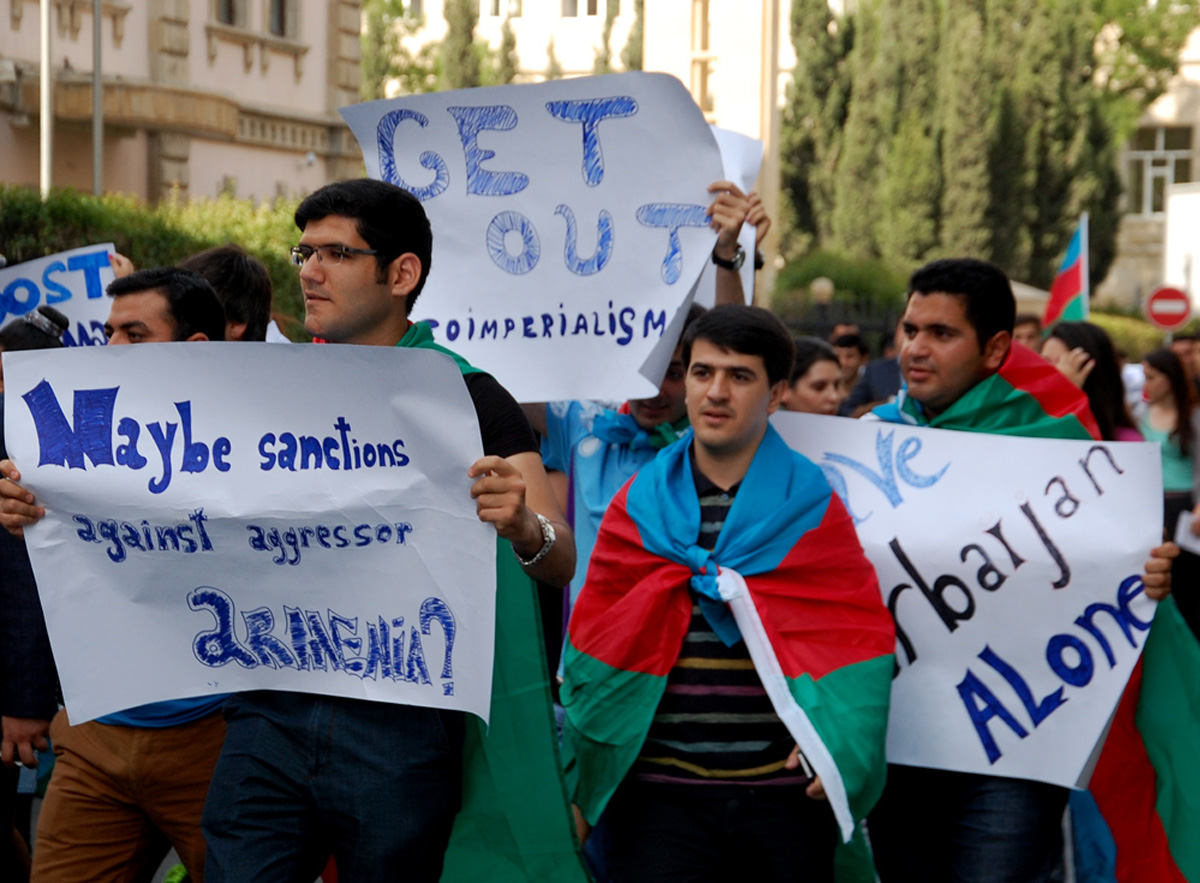 Азербайджанская молодежь провела акцию протеста перед представительством ЕС