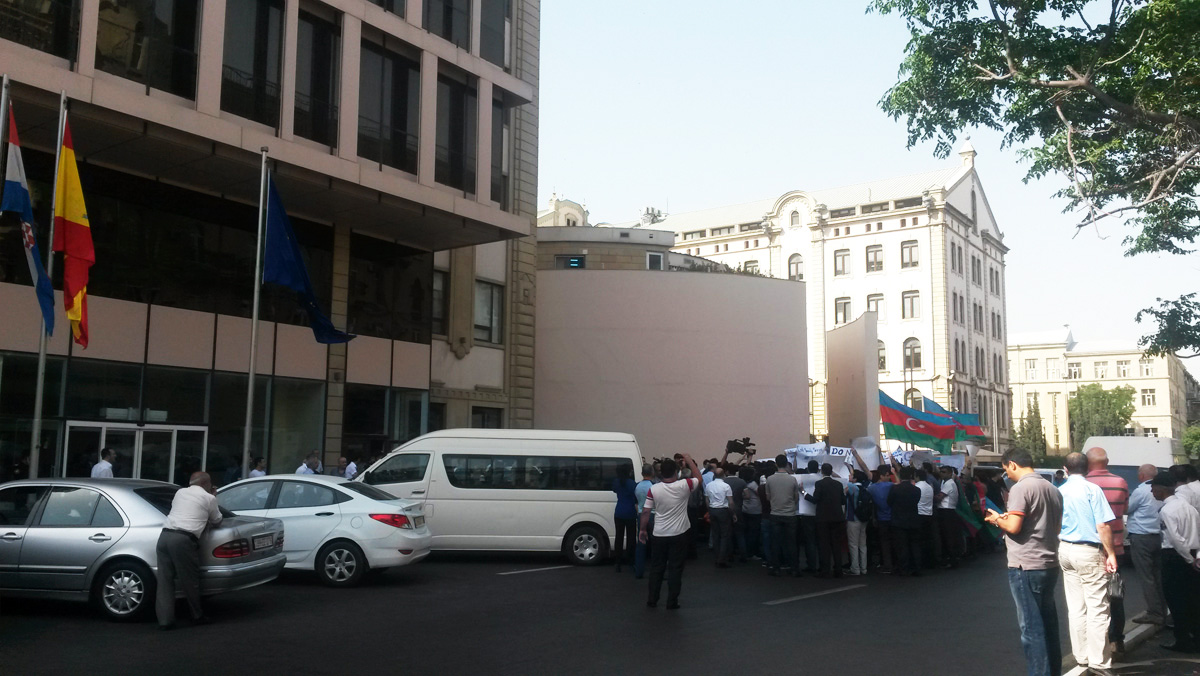 Азербайджанская молодежь провела акцию протеста перед представительством ЕС