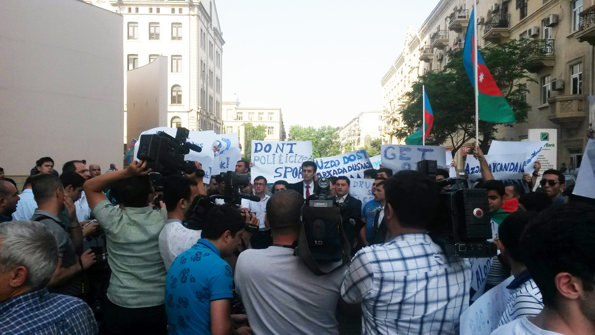Азербайджанская молодежь провела акцию протеста перед представительством ЕС