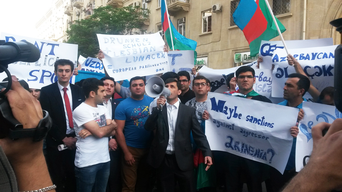 Азербайджанская молодежь провела акцию протеста перед представительством ЕС