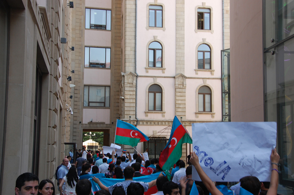 Перед посольством Великобритании в Азербайджане прошла акция протеста