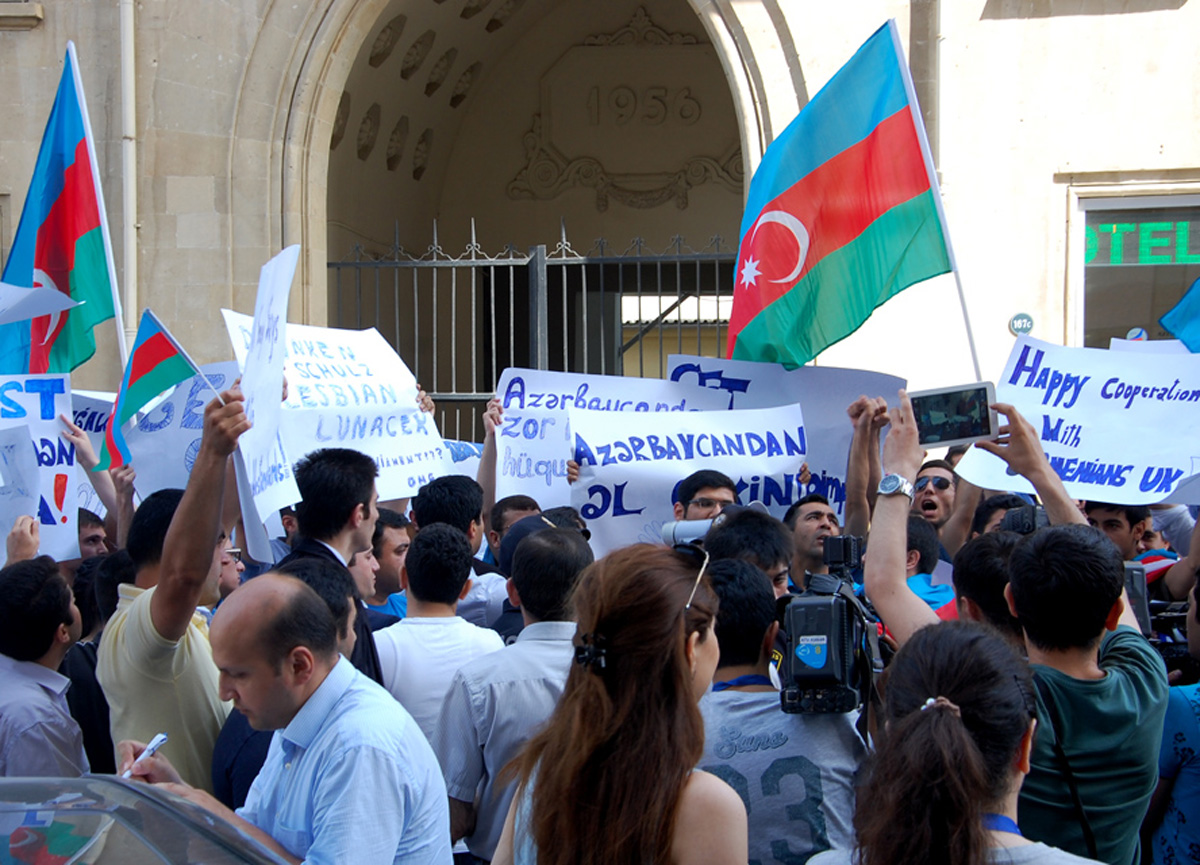 Перед посольством Великобритании в Азербайджане прошла акция протеста