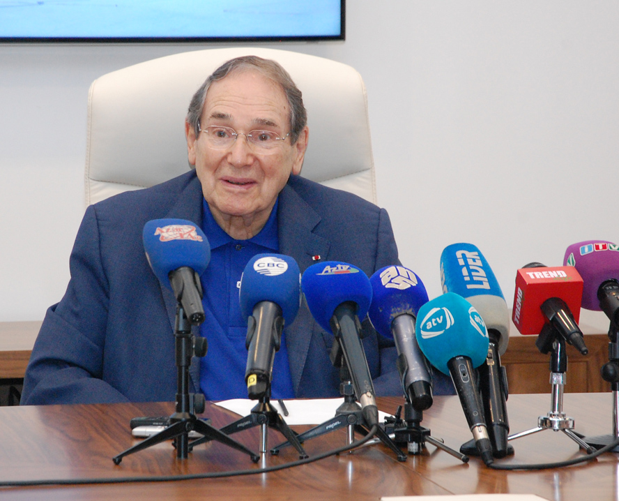 В Центре Гейдара Алиева прошла встреча с легендарным Робером Оссейном: "Когда говорю про Азербайджан, на глаза наворачиваются слезы"  (ФОТО)