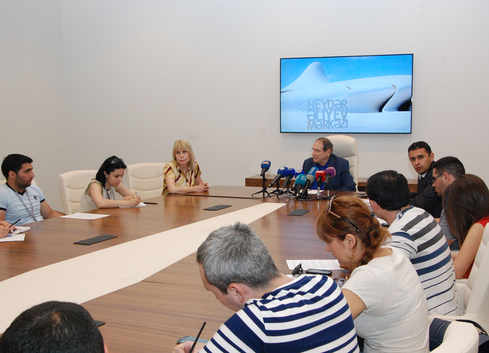 В Центре Гейдара Алиева прошла встреча с легендарным Робером Оссейном: "Когда говорю про Азербайджан, на глаза наворачиваются слезы"  (ФОТО)