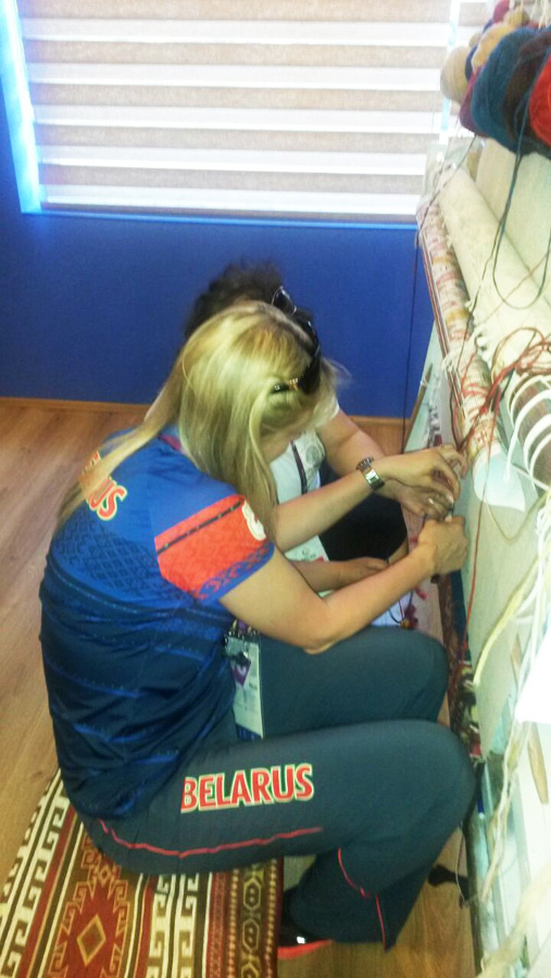 Атлеты Евроигр учатся ткать азербайджанские ковры (ФОТО)