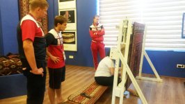 Атлеты Евроигр учатся ткать азербайджанские ковры (ФОТО)