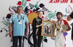 Победителю Евроигр преподнесли панно ручной работы с талисманами соревнований (ФОТО)