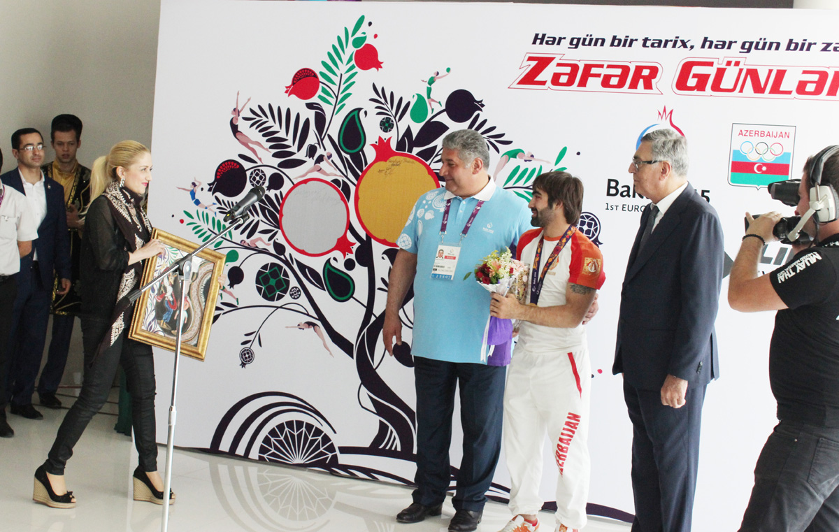 Победителю Евроигр преподнесли панно ручной работы с талисманами соревнований (ФОТО)