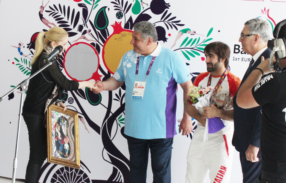 Победителю Евроигр преподнесли панно ручной работы с талисманами соревнований (ФОТО)