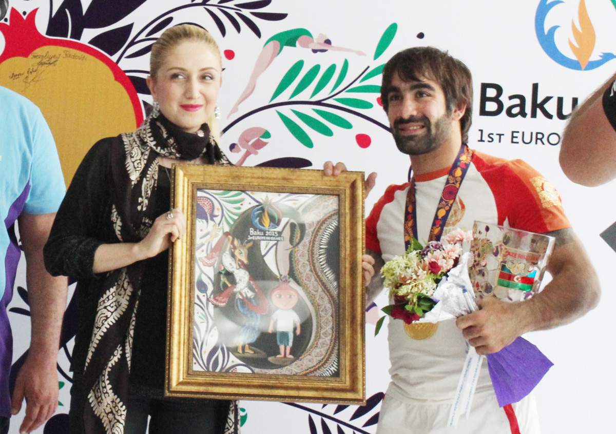 Победителю Евроигр преподнесли панно ручной работы с талисманами соревнований (ФОТО)