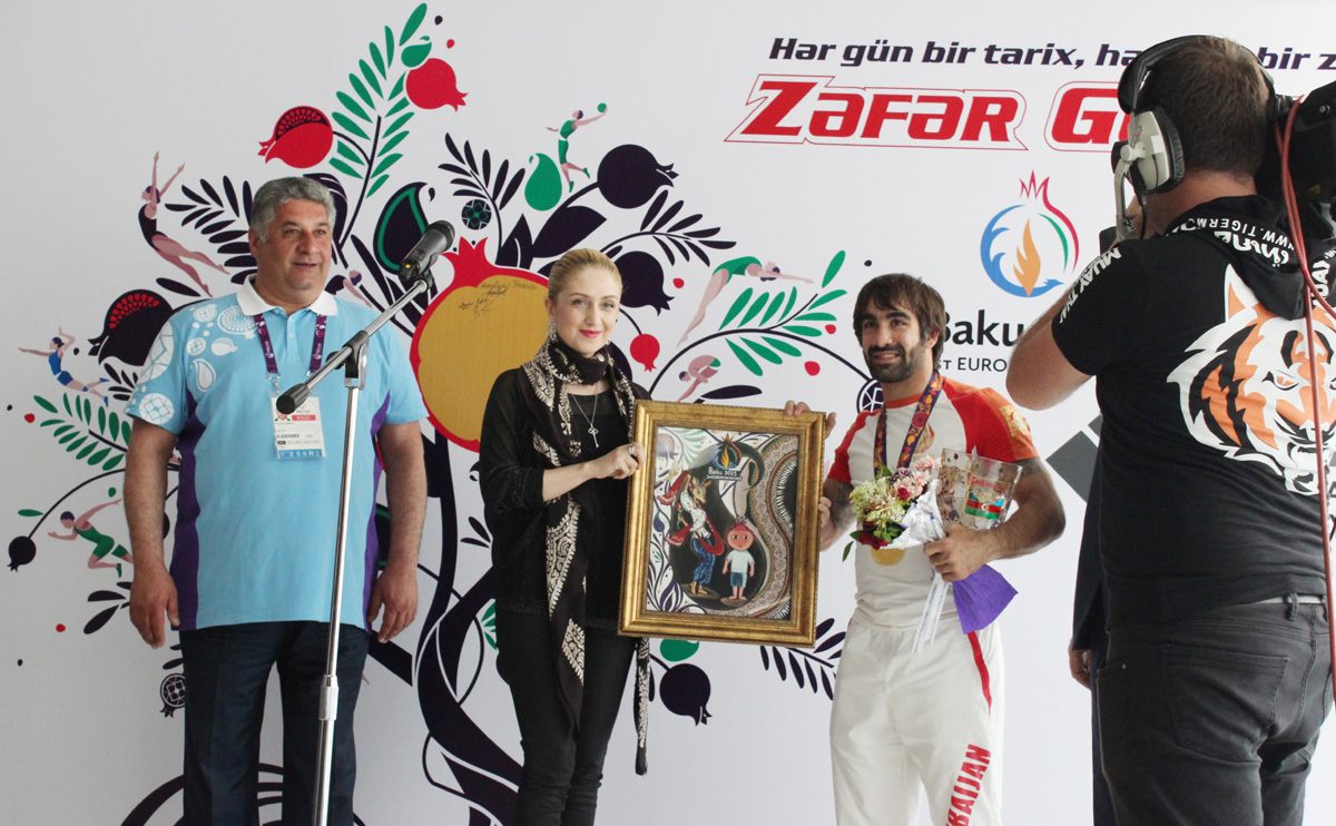 Победителю Евроигр преподнесли панно ручной работы с талисманами соревнований (ФОТО)