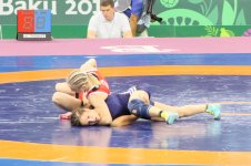 Две азербайджанские спортсменки вышли в четвертьфинал соревнований по борьбе (версия 2)