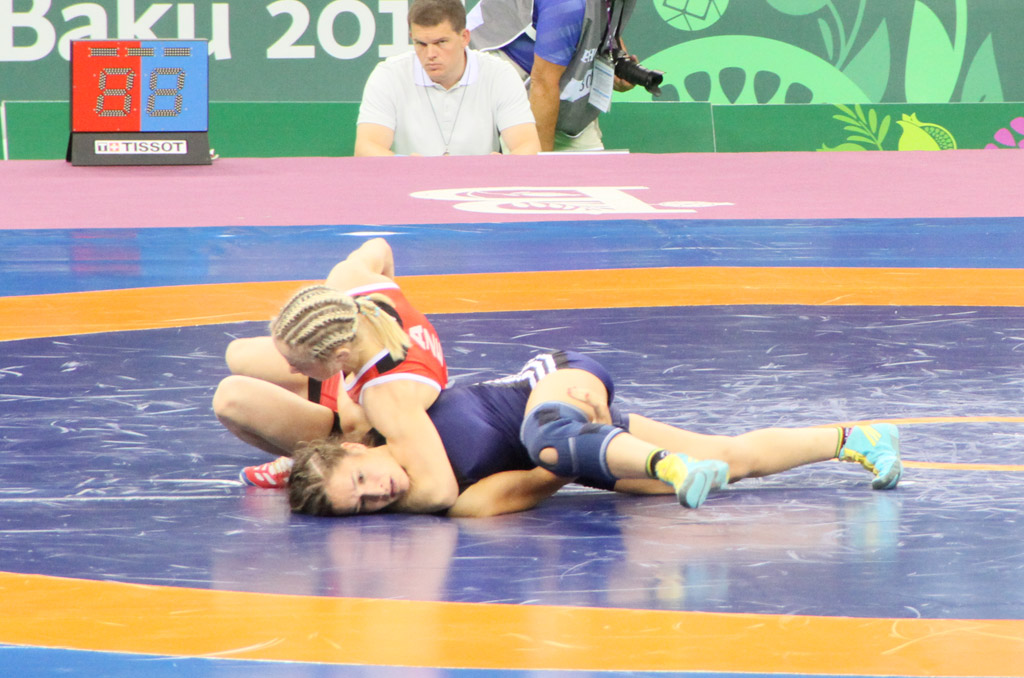 Две азербайджанские спортсменки вышли в четвертьфинал соревнований по борьбе (версия 2)