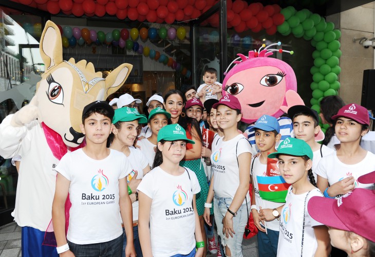 Вице-президент Фонда Гейдара Алиева Лейла Алиева приняла участие в празднестве для маленьких воспитанников детских домов и Центра реабилитации детей с синдромом Дауна (ФОТО)