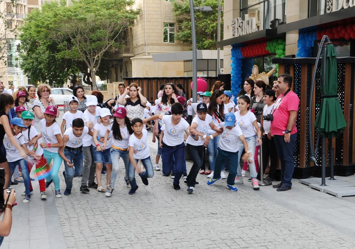 Вице-президент Фонда Гейдара Алиева Лейла Алиева приняла участие в празднестве для маленьких воспитанников детских домов и Центра реабилитации детей с синдромом Дауна (ФОТО)