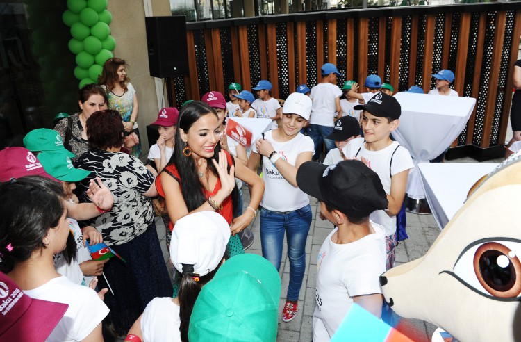 Вице-президент Фонда Гейдара Алиева Лейла Алиева приняла участие в празднестве для маленьких воспитанников детских домов и Центра реабилитации детей с синдромом Дауна (ФОТО)